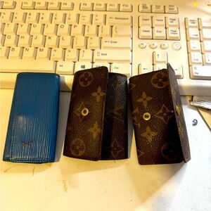 AUTHENTIC LOUIS VUITTON KEYS HOLDER